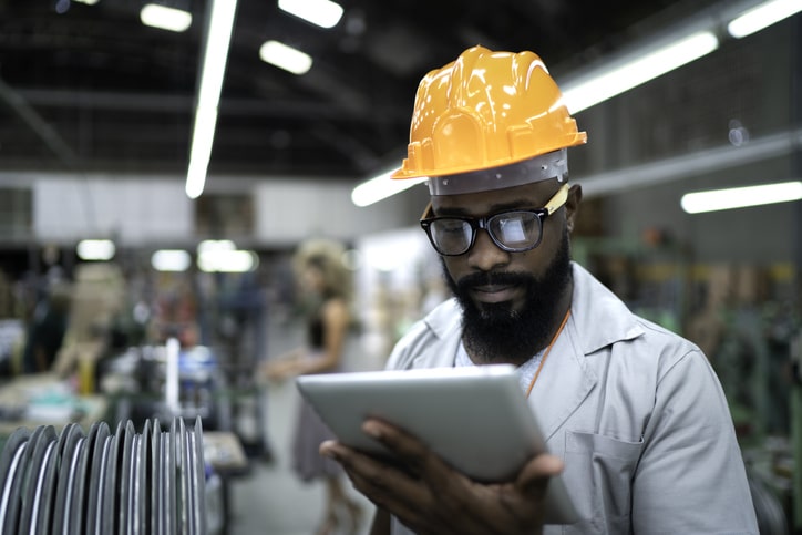 Professionnel BTP utilisant un système d'information
